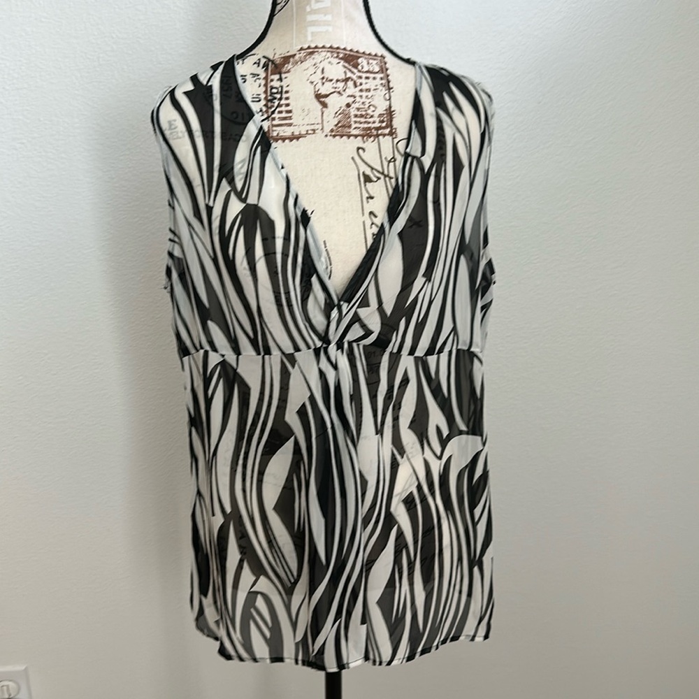 Large NY and Company black and white sleeveless blouse